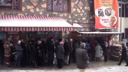 Kar Altında "50 Kuruşa Simit" Sırası