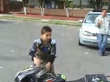 NIÑOS  Practicando en la moto..  minimoto poketbike