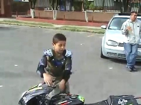 NIÑOS Practicando en la moto.. minimoto poketbike
