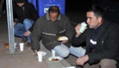 Evsizlere bir tas çorbayla 'umut' oluyorlar
