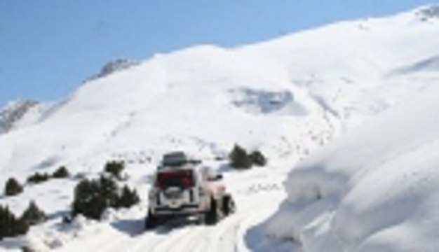 Hamile kadın paletli ambulansla kurtarıldı