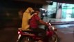 Un Thaïlandais conduit son scooter avec son chien à l'arrière