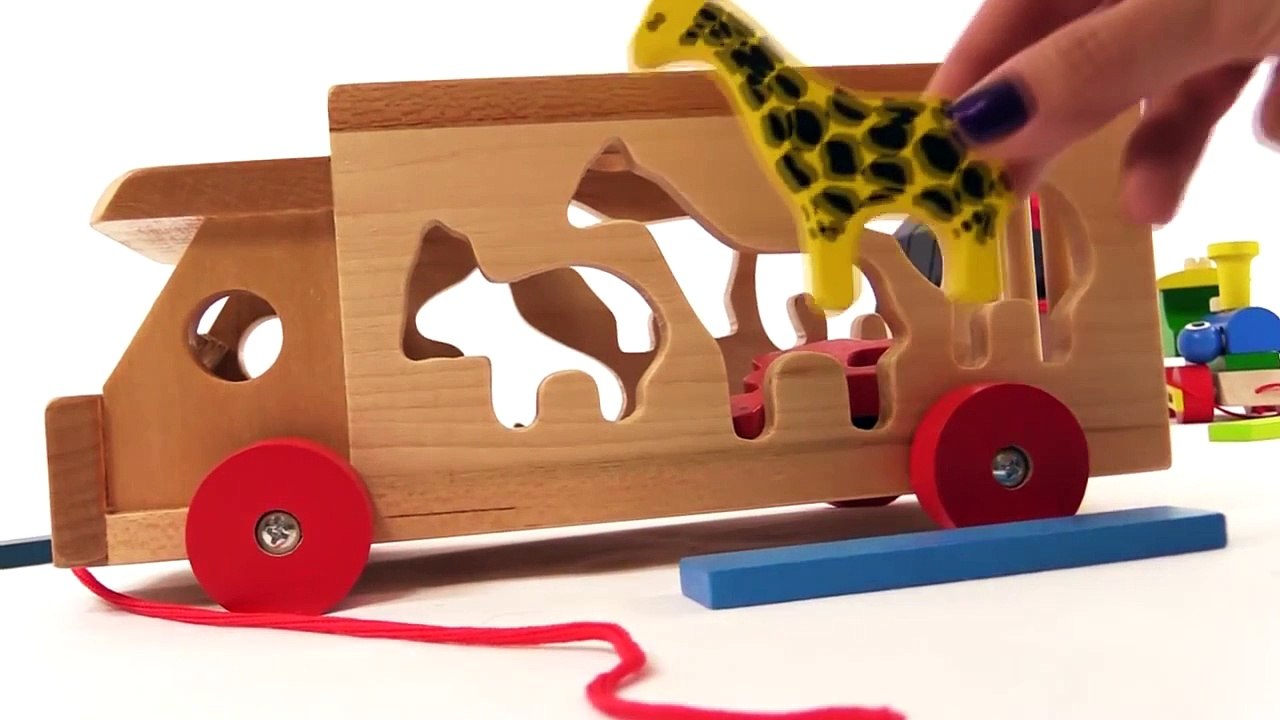 Oyuncaklarla oynuyoruz Hayvanlar ahşap kamyonet ile ormana gidiyor