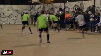 Neymar tira de lambretta hasta jugando con un grupo de niños