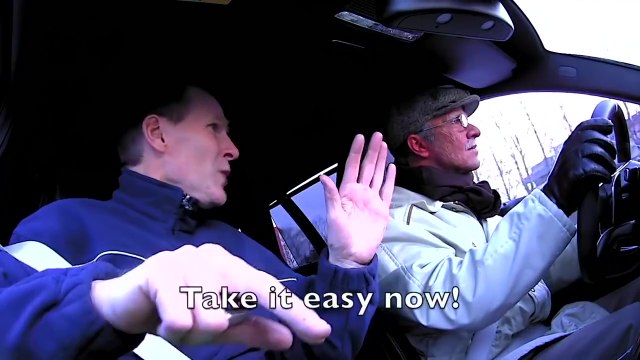 Petter Solberg déguisé en papy fait peur à des mécanos en Mercedes AMG