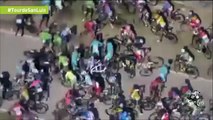 Ciclista perdió el control y más de 30 ciclistas caen detrás de él
