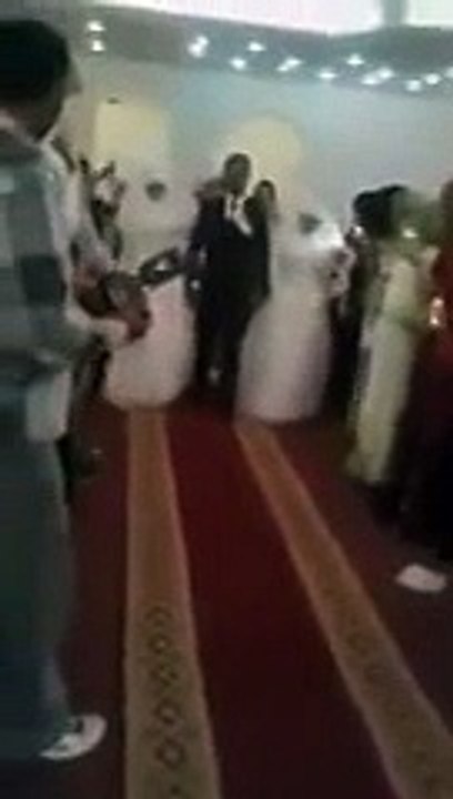 بالفيديو- شاب يتزوج بفتاتين محجبتين ويقيم لهما حفل زفاف واحدا