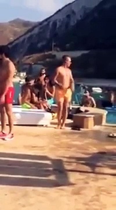 شاب عربي يبهر المشاهدين بالرقص الشرقي على البحر