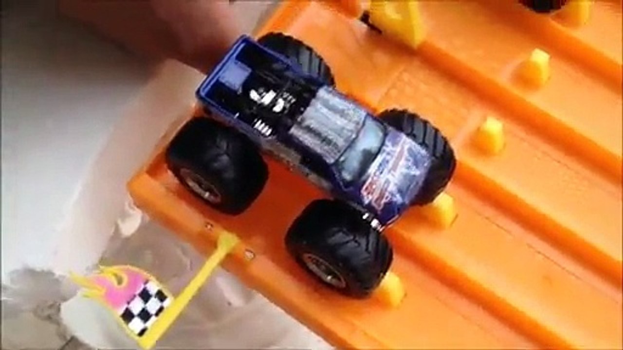 HOTWHEELS MONSTER TRUCK DRAG RACING