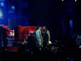 Zlatan Ibrahimovic défie Sébastien Chabal lors du concert des Enfoirés