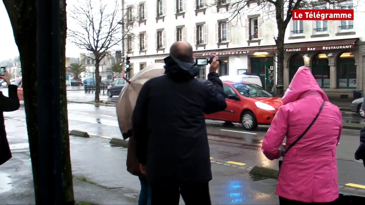 Concarneau. La parade pluvieuse des soldats du feu