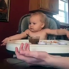 bimbo dice amen dopo la preghiera dei genitori.