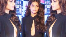 Sonam Kapoor Stuns & Shows Her B00bs at the Star Screen Awards 2016