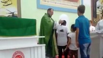 Un prêtre met des claques à des enfants
