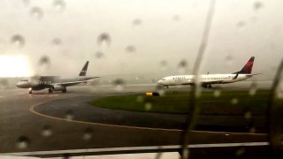 VIDEO: Lightning Strikes Delta Plane at Atlanta Airport - India TV