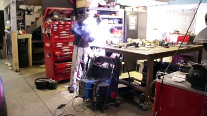 Cet ingénieur fabrique un exosquelette qui lui permet de soulever une Mini Cooper