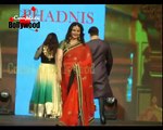Poonam Dhillon falls on Ramp Catwalk Fails |Vikram Phadnis's Fashion Show|