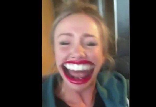 Yüz değiştirme programı denerken gülme krizlerine giren kadın izlenme rekorları kırıyor