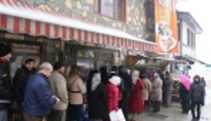 Kar altında "50 kuruşa simit" sırası