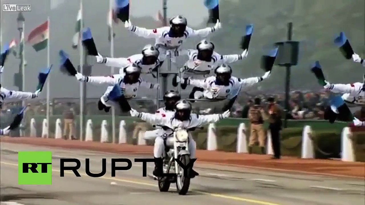 Des motards casse-cou indiens risquent leurs vies pour un spectacle d'acrobatie