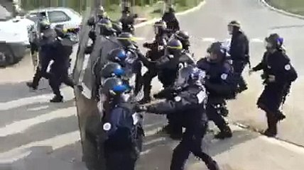 Face à face entre policiers et migrants à Calais
