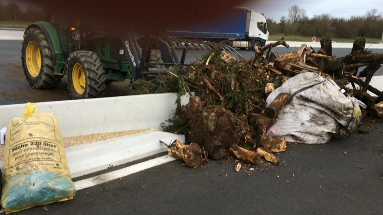 Au péage d'autoroute d'Ancenis, les agriculteurs décharge leur remorque