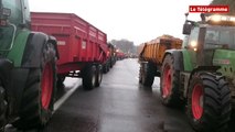 RN12. Des tracteurs se dirigent vers le pont de Morlaix