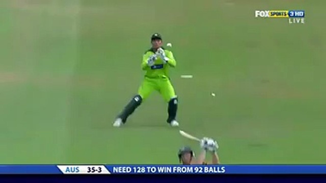 Shoaib Akhtar running wild on David Hussey !!!!!!!