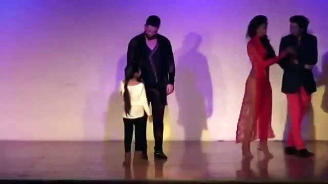 Папа танцует с дочкой. Шикарный танец