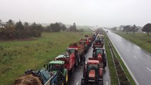 Les agriculteurs bloquent Saint Eloi