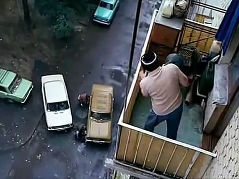 Дед скинул гирю на машину с балкона