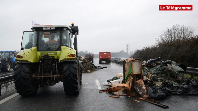 RN165. Bloquée dans les deux sens à Auray