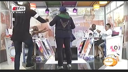 Regardez Pape Cheikh Diallo se fait humilier par une dame