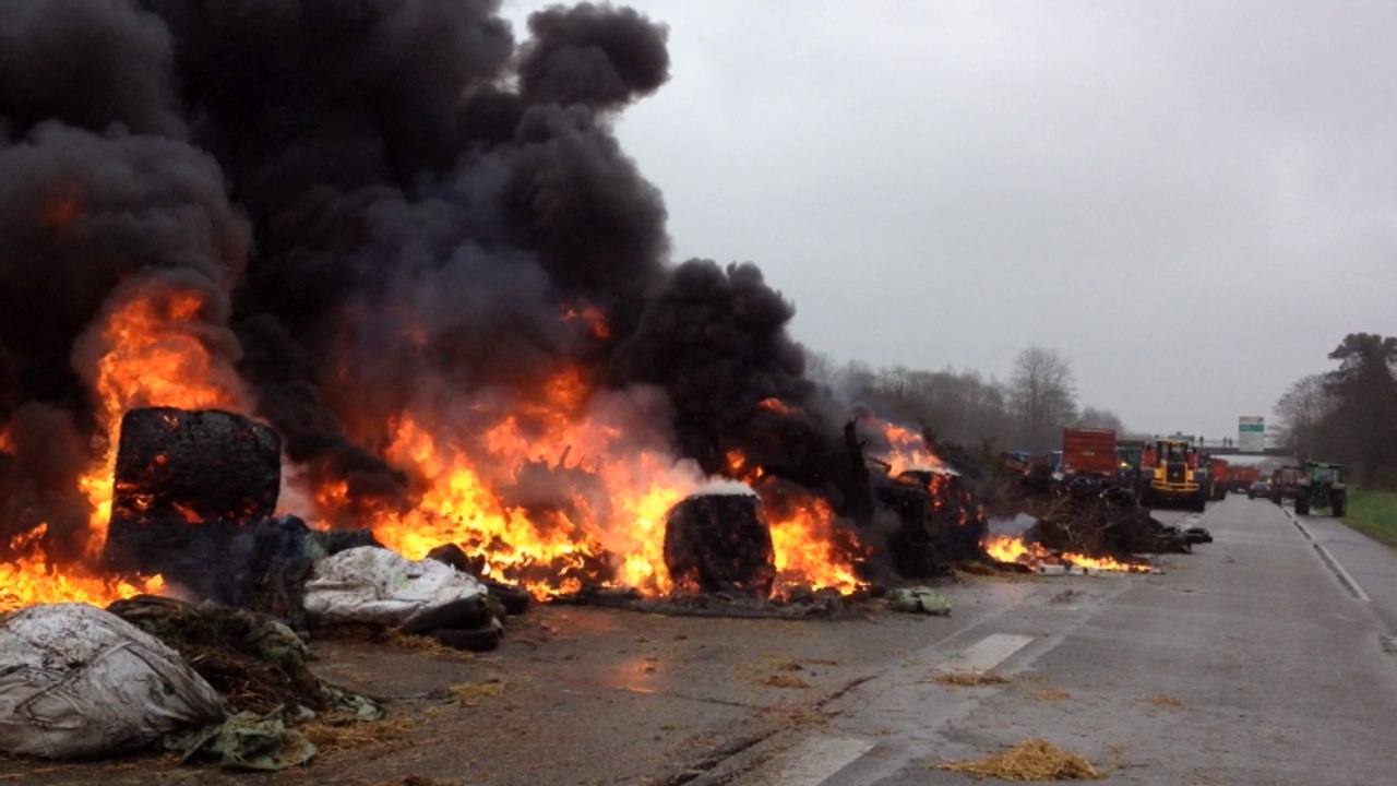 Les agriculteurs bloquent la RN 24