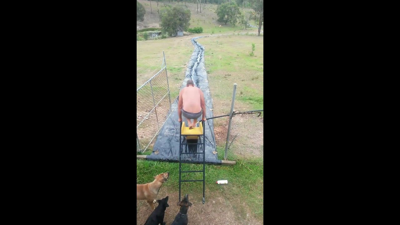 Il Installe un immense toboggan aquatique dans son jardin
