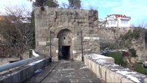 Bartın Tarihi Amasra Kalesi'ndeki Sprey Yazılar Temizleniyor
