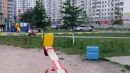 Un petit gars avec sa moto électrique et ses chicks