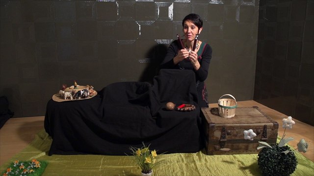 Spectacle ENFANTINES par Chloé Gabrielli : contes et théâtre d'objets pour les enfants de 6 mois à 3 ans.