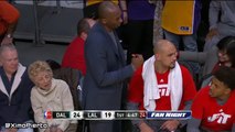 Kobe Bryant manda calouro sentar no chão e assiste jogo do Lakers do banco