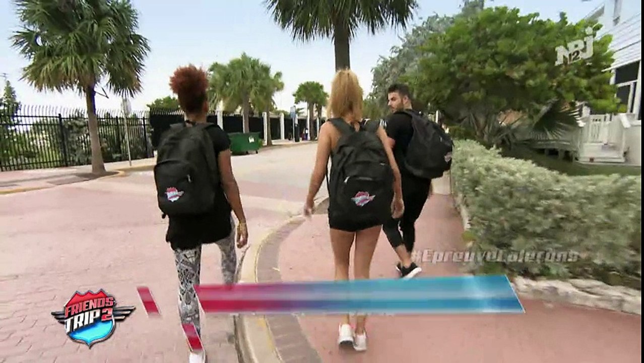 Friends Trip 2 : Romain, Emilie et Mallory doivent récupérer le maximum de sous-vêtements masculins