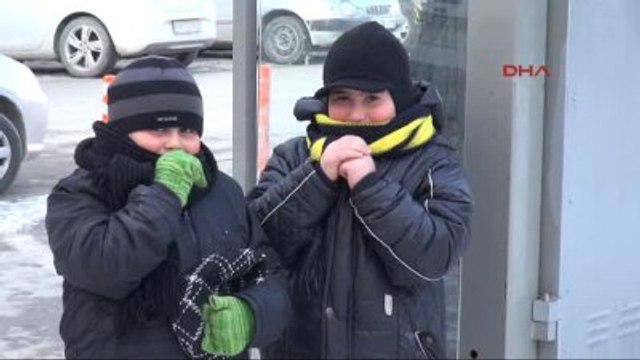 Sivas Soğuk Hava Sivas'ta İşyeri Camlarını Dondurdu