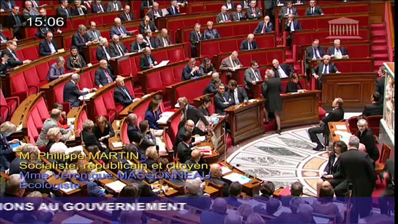 Des députés applaudissent le travail de Christiane Taubira à l'Assemblée nationale