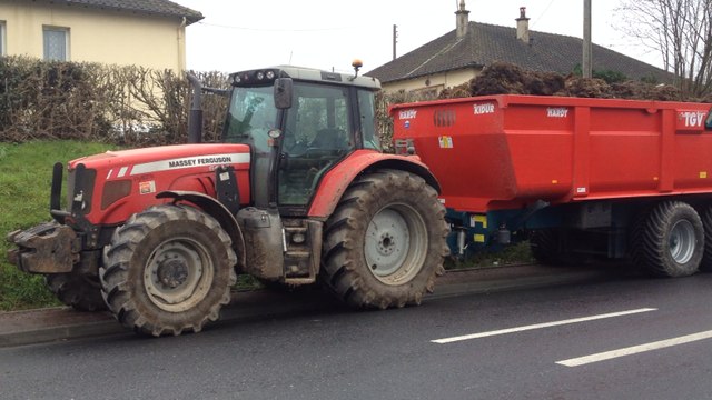 Les agriculteurs devant Nestlé-Lactalis