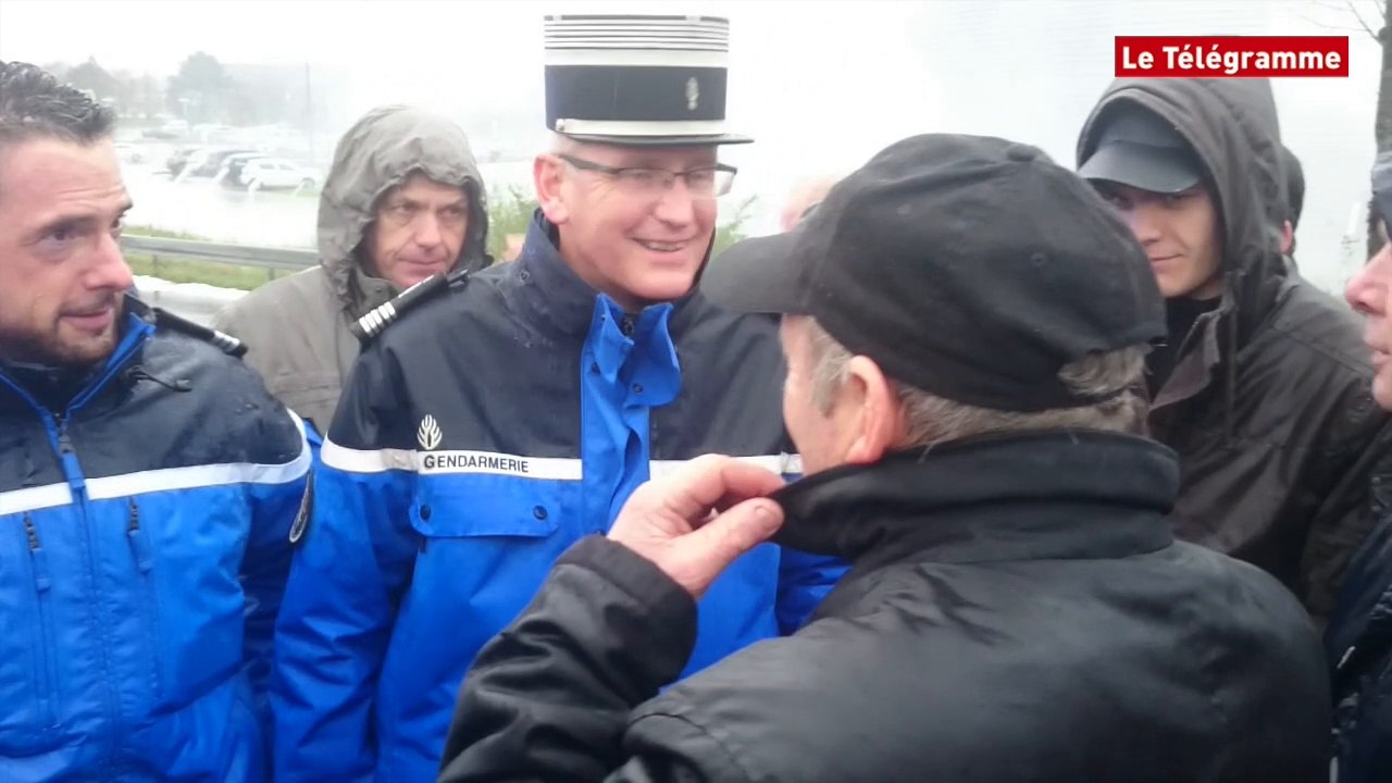 Auray. Echange entre le colonel Ropars et les manifestants