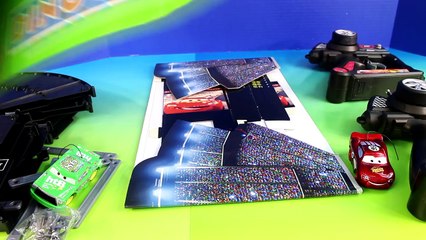 DISNEY CARS LIGHTNING MCQUEEN WINS PISTON CUP RACE THE KING CHICK HICKS PLAYSET LAUNCHER