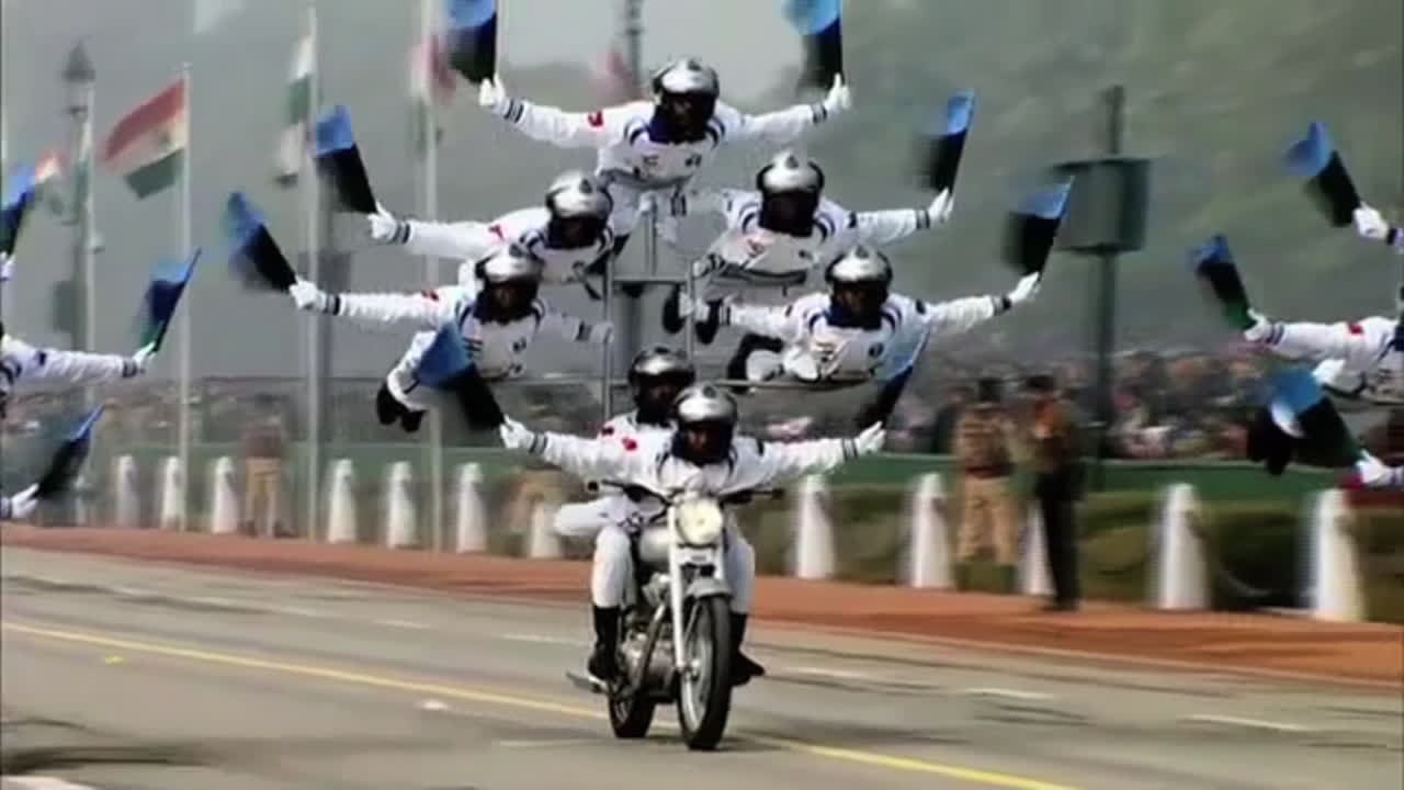 一台のバイクに7人！？奇抜なアイディアと抜群のバランス感覚に脱帽の曲芸パレード