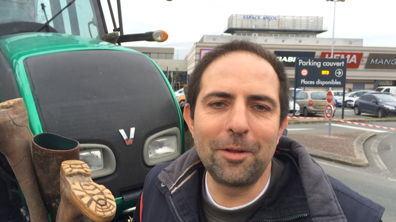 Les éleveurs bloquent l'hypermarché Casino