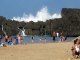 Ondas gigantes em praias que são protegidas por rochas