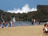 Ondas gigantes em praias que são protegidas por rochas