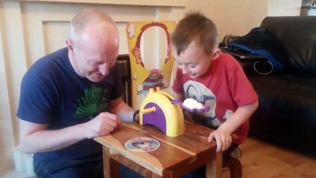 Жесть, не повторять! Отец с сыном играют в русскую рулетку